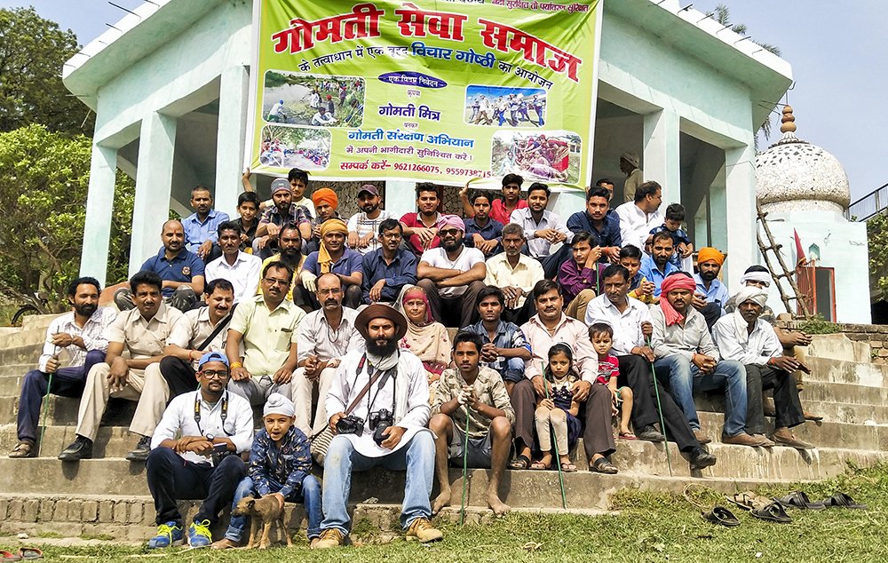 SaveGomati's tweet photo. People from various part of the society gathered at #Amridevi #Ghat #Mohammadi #Kheri with #Team #SaveGomati for cleaning this #riverfront 

#Gomati_Sewa_Samaj has adopted this riverfront

#UnityForEnvironment @MyCleanIndia @cleanganganmcg #SaveGomatiCampaign #UnityForHuman https://t.co/EImMNpoKx7