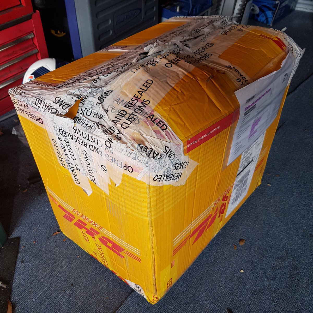 D4RR3NB's tweet photo. @parcelmonkey @DHL_India this is how a fragile personal item parcel turns up after 9 months delay 
#wreckless #norespect #customs https://t.co/qKGugHBFiP