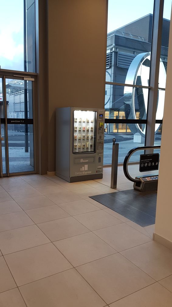 ConnectExpress3's tweet photo. Découvrez nos nouvelles boutiques d'accessoires de charge écologiques pour smartphones et tablettes au #parisconventioncentre ! #HighTech #marketplace #vendingmachine #android #apple #innovation  #ILC2018 #EASL https://t.co/pZBYM8qaGj