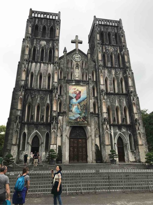 教会の中には、boseのスピーカーが有りました。
ひねりのきいたギャグが散りばめられて感慨深かったです。 