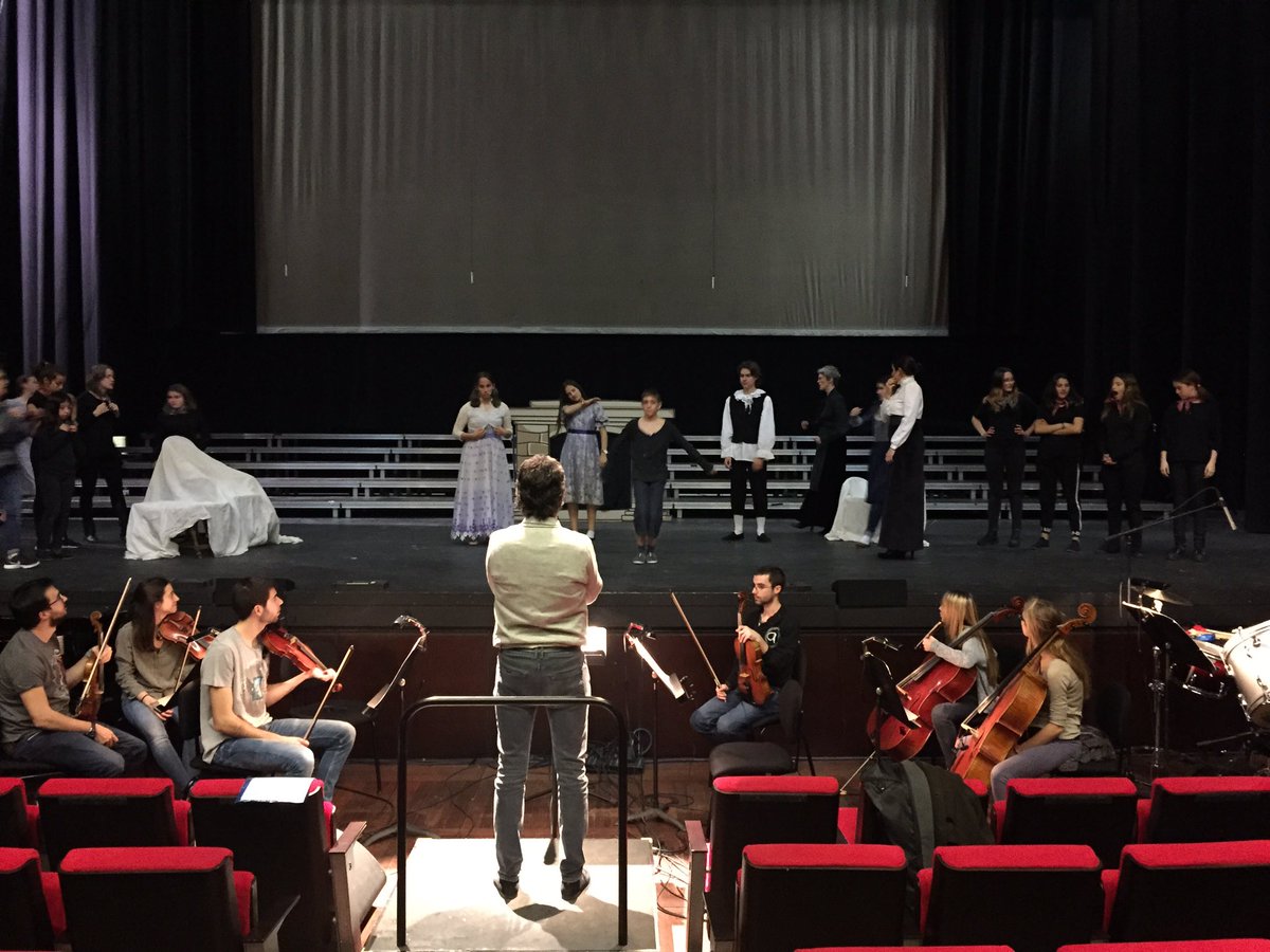 Kursaalmanresa's tweet photo. Avui estrenem! Primera sessió del #FemOpera al #KursaalManresa amb alumnes de 1r i 2n d'ESO i la @CamerataBacasis #projecteeducatiu https://t.co/Hanah9SXA5