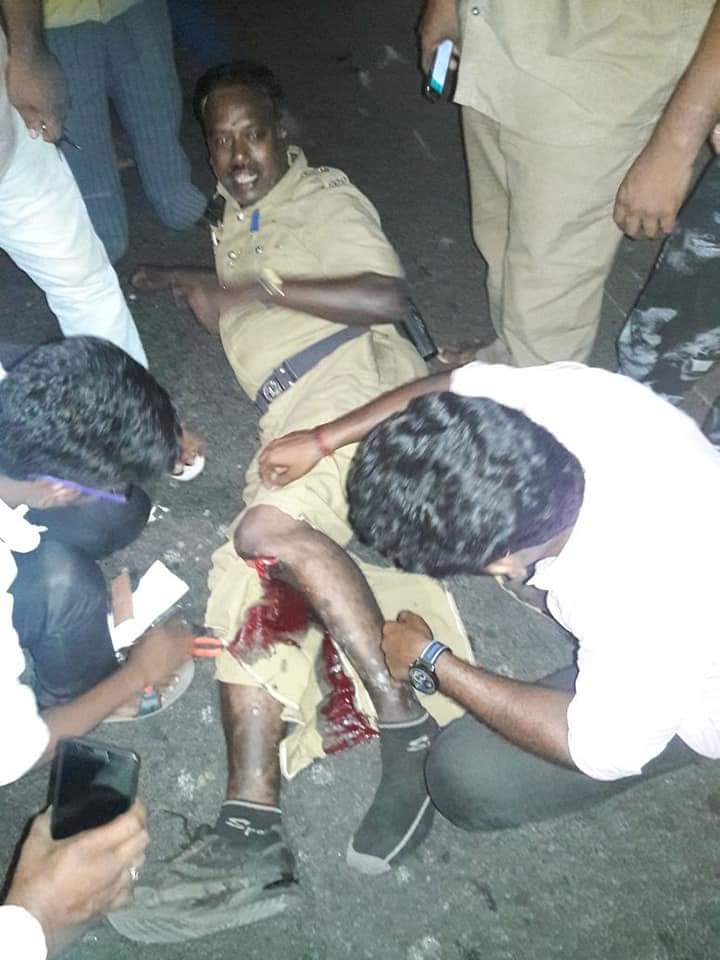 tm_karthik's tweet photo. காவலரை தாக்கிய முட்டாள் நாம் டமிளர் தேவிடியா மகனே... கர்நாடககாரனை தொட வக்கில்லாத பொட்டைகள்... தமிழ்நாடு காவலர்கள் மீது கைவைப்பதா??
#Seeman #SeemanArrested https://t.co/9a8kbl1x3P