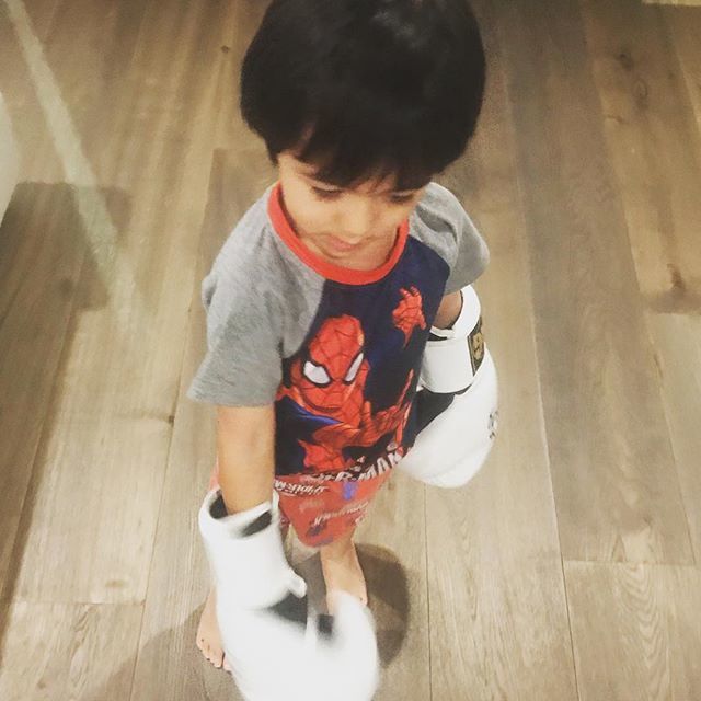 alex_coussy's tweet image. Just came back home from @bulldoggymmanly and I am delighted to hear my son says (in French ❤️) that he also “want to do kickboxing right now”. Knees, Elbows, Kicks, Punches and he was sweating! #3yearold #gohardorgohome #kidboxing #stylebender instagram.com/p/BhbjwF9HkJw/