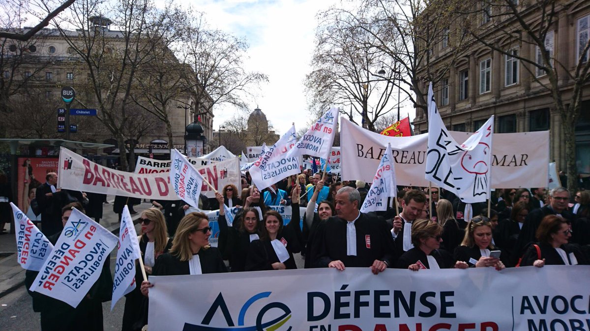 Les avocats rémois manifestent aux côtés de leurs confrères et des magistrats de toute la France pour la sauvegarde de vos droits.