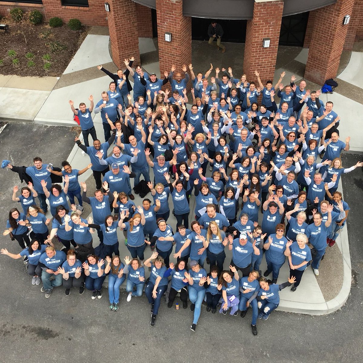 EatnPark's tweet photo. Our 3rd annual Day of Smiles is here! Today, over 150 of our team members are volunteering to help share in our passion for community service all over the city. Stay tuned to see where we’ll pop up next! #DayOfSmiles #CreateASmile https://t.co/QCSjZQPSMb