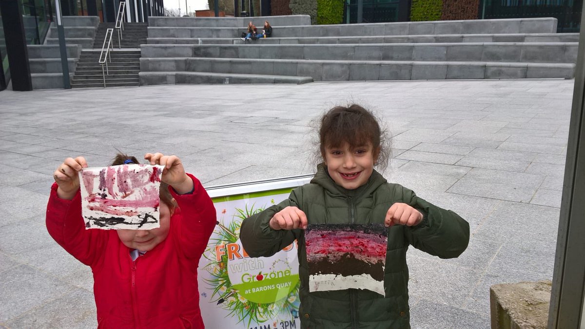 barons_quay's tweet photo. Great day here at Barons Quay! 🙌🌸
The kids just made paint from cherries, raspberries, strawberries, blackberries, mud and charcoal! @TeamBID @GrozoneCheshire
#grozone #baronsquay #groundwork https://t.co/RaTrk7t2Eb