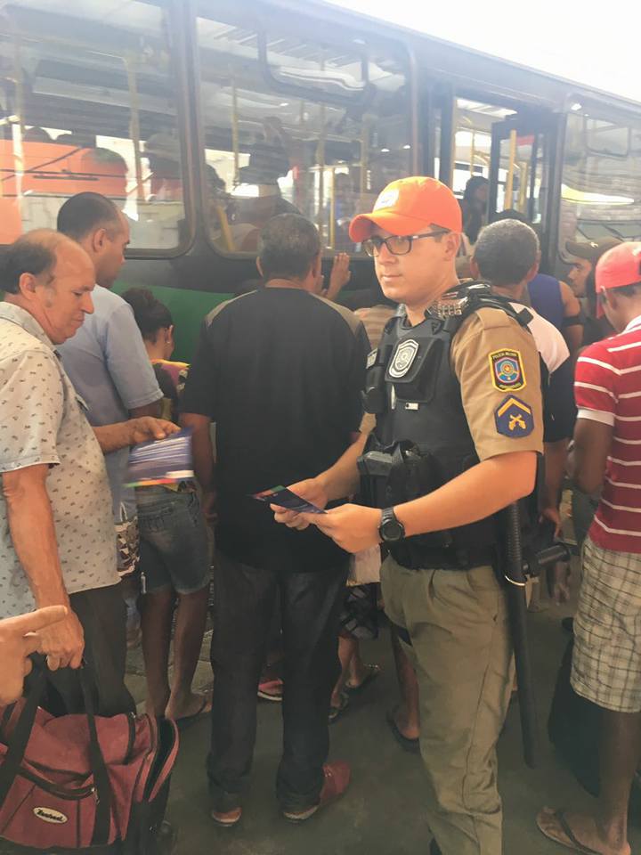 pmpeoficial's tweet photo. A Diretoria Integrada Metropolitana (DIM), da #PolíciaMilitar de Pernambuco, promoveu na manhã de ontem (10) uma ação simultânea em onze terminais de ônibus do Grande #Recife para divulgar e conscientizar a população sobre a adesão ao programa #AlertaCelular.
#PMPE #segurança https://t.co/2G5UDV2hkA