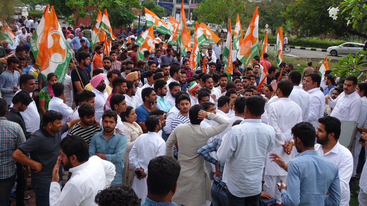 PYC_HARYANA's tweet photo. आज #HPYC ने खट्टर सरकार की युवाओं के प्रति वादाखिलाफी को लेकर #पंचकुला में विरोध प्रदर्शन किया।
@IYC
@RahulGandhi
@DeependerSHooda 
@RajaBrar_INC https://t.co/D1gNjxcBc1