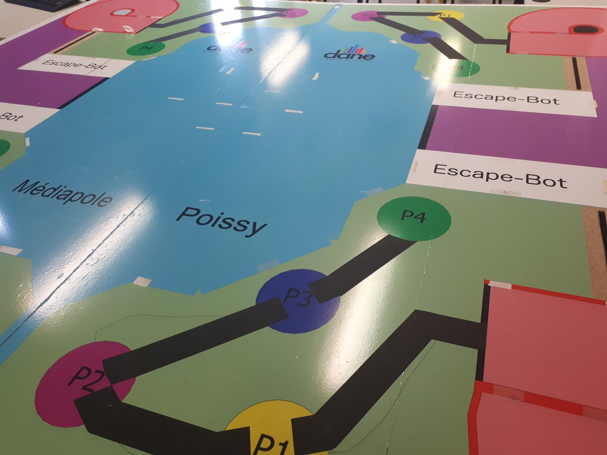 CyrilChartr's tweet photo. Le plateau #escapebot s'installe au mediapole de Poissy. #thymio @ThymioII @DANEVersailles @edurobot https://t.co/A4M5qlJG1c