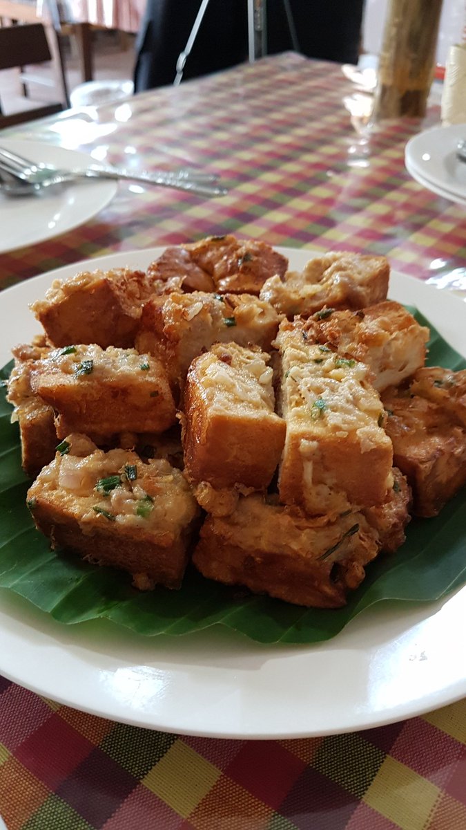 wineportfolio's tweet photo. Had a fantastic time with restauranteur Te, talking about and making some authentic Thai dishes. Her restaurant is home to a special program that gives deaf people work. She is a great person and we enjoyed spending time her and her food.
#wpthai #wptakesthailand #penloas https://t.co/LwT2HUb8uY