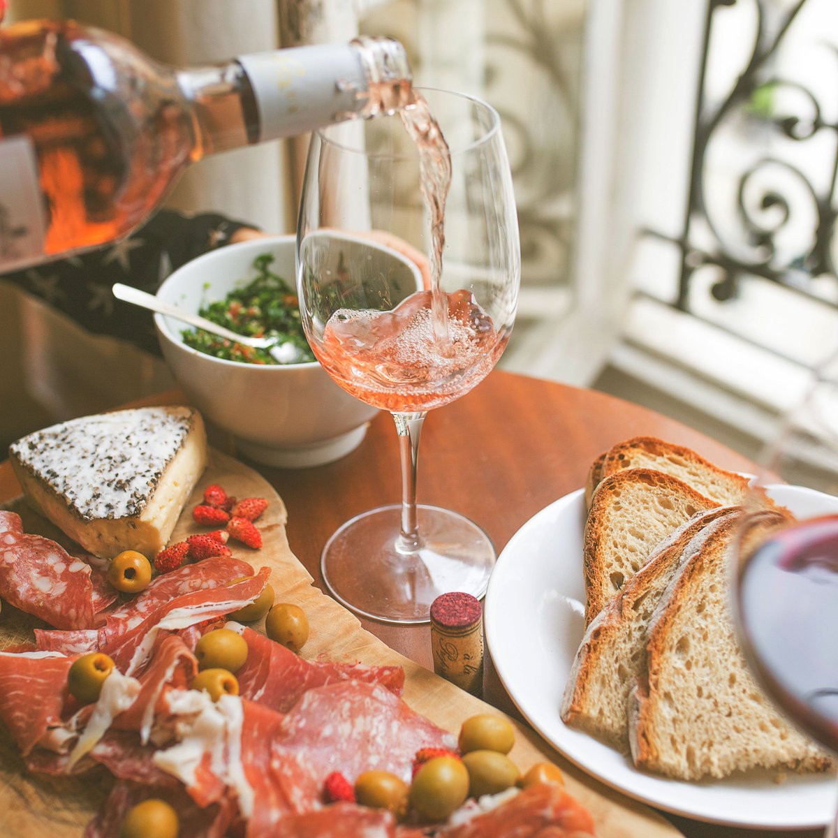 -- ENG -- Discovering food is one of the most satisfying aspects of traveling.
-- ITA -- Scoprire nuovi cibi e sapori è una delle componenti più interessanti di un viaggio.
-- RUS -- Знакомство с местной кухней - это один из самых интересных аспектов путешествия.
