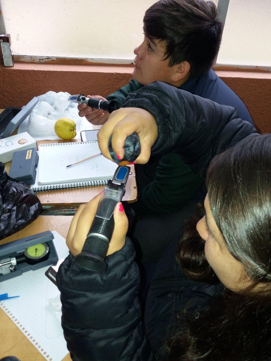 colegioagricNMV's tweet photo. #romeral alumnos de la #especialidadagropecuaria utilizando instrumentos de medicion de indices de madurez en fruta #curico #fruit #harvest #postcosecha #refractometro #presionometro #packing @romeral_tv @Daemcco @AvilaAmdres @pablomelladoj @SoulxSol @CarlosAmunche https://t.co/XITwQiJs3a