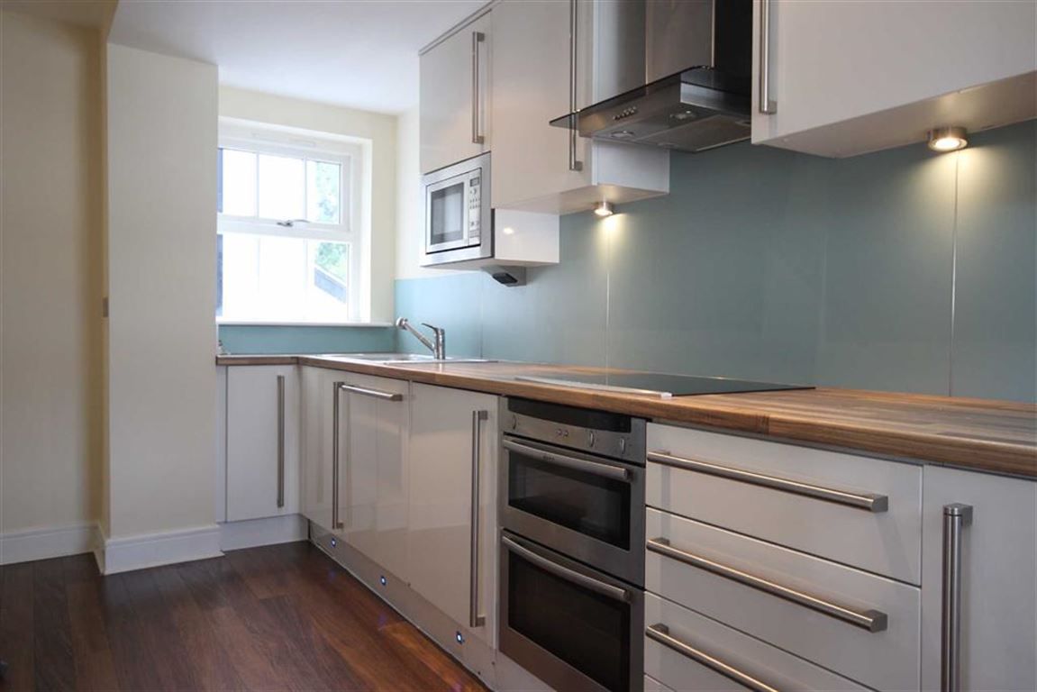 This immaculately presented 2 bed property is available on Barton Road #Worsley to rent.  bit.ly/2H6HKmm