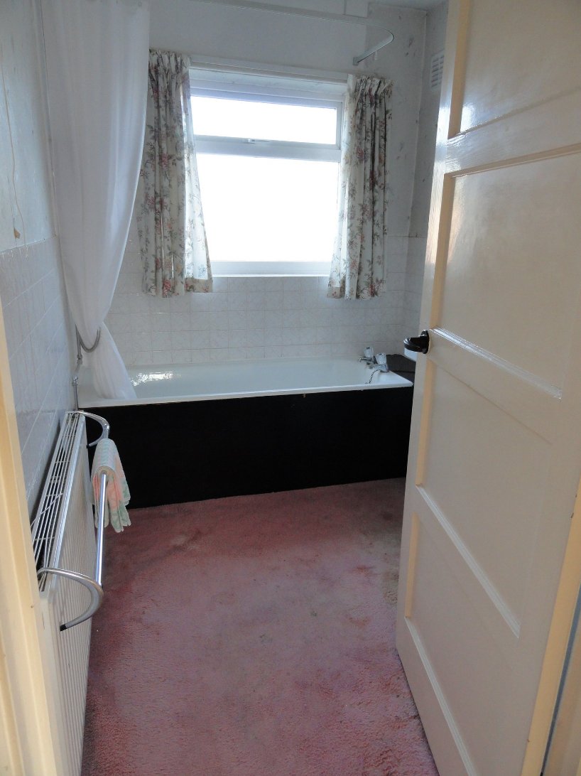 foamandbubbles's tweet photo. Congrats to @TutorIslington, for winning our #TileMakeover competition from @britceramtile as part of #NationalTileWeek! Interiors expert @JuliaKendell saw potential in your bright bathroom, suggesting pattern tiles could update the space! https://t.co/nHFZl7j40n https://t.co/voXLZgIVZw