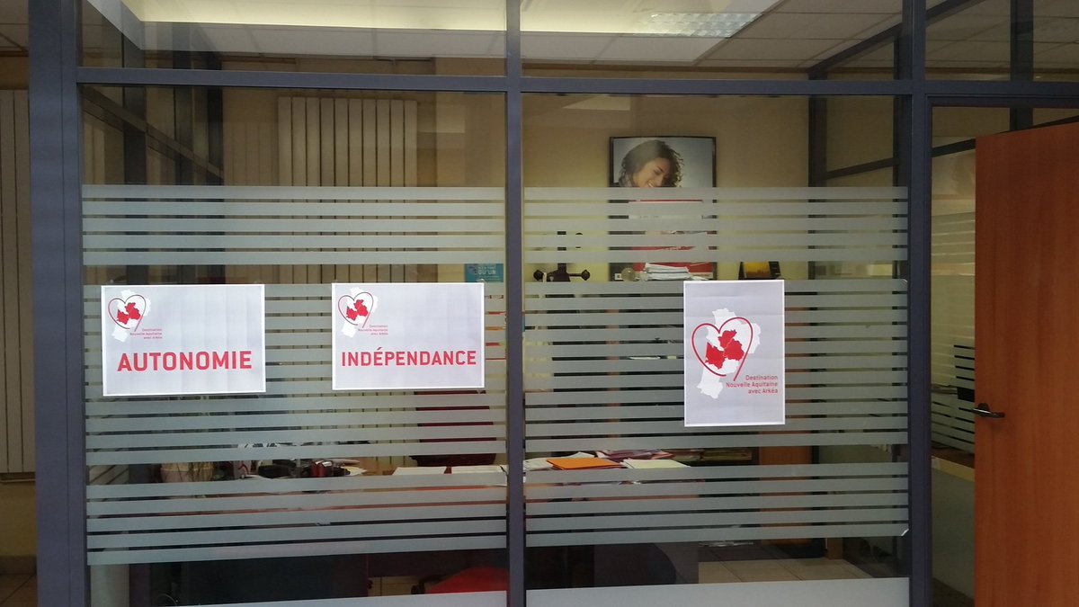 anneval13's tweet photo. Mon bureau arbore les couleurs de notre choix!@JaimeCMArkea @Collectif_DNAaA https://t.co/Vz1JnUMUkK