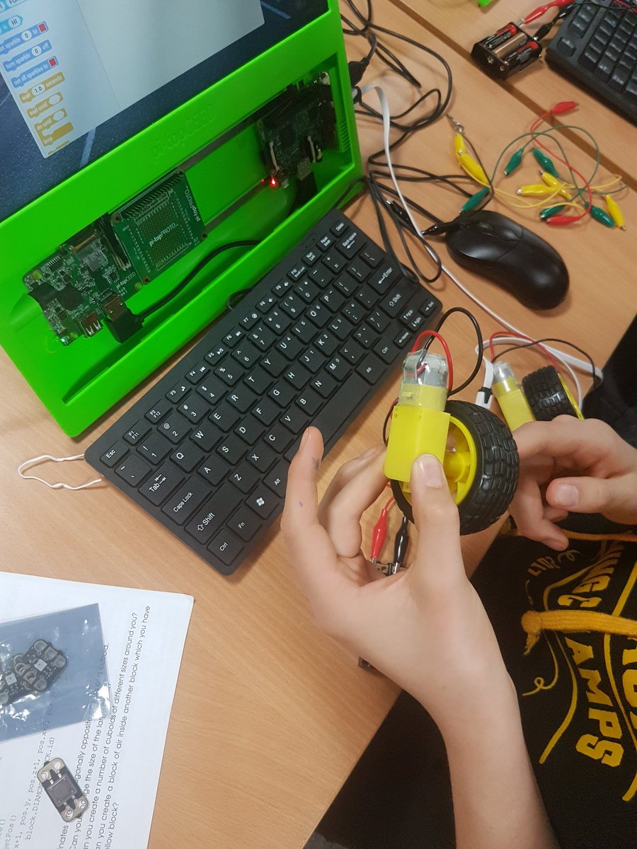 CAS_NorthWest's tweet image. Busy morning at @NlandLibs using @RedfernElec #crumble @Raspberry_Pi #minecraftpi @WonderWorkshop #dash @Ozobot #stillbusmansholiday