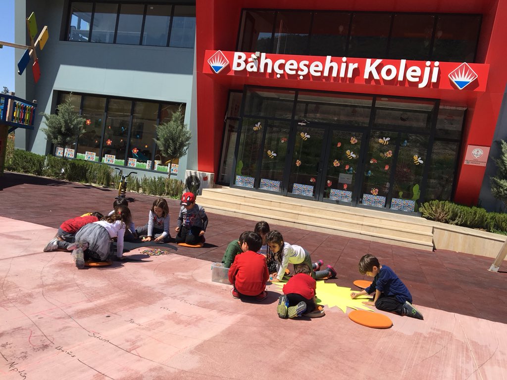 z_eliss's tweet photo. Burdur Bahçeşehir Koleji 5 Yaşlar Mevsimler TEMA’sı kapsamında Gece ve Gündüz kavramını araştırdılar. Etraflarında neler oluyor incelediler ve resme döktüler . #heranımdabahçeşehir @tugbaozdinc @idemnal15 @serifegol15 @senemaydogdu15 @mhrbnkpln12 @BurdurBK https://t.co/yZ0m3RVjET