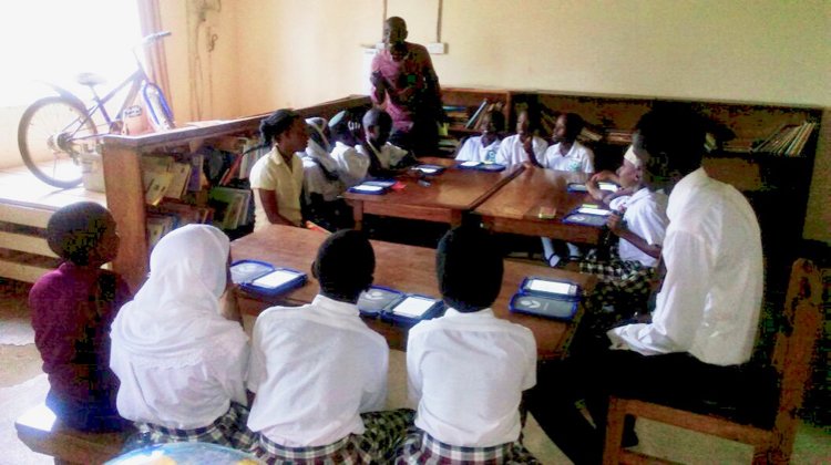 worldreaders's tweet photo. "Today, I walked into Nakaseke Library 80kms north of Uganda. I found librarian Peter conducting a library lesson. They were reading a story, learning new words, noting them down and looking them up in the dictionary." - Joan Mwachi-Amolo, Worldreader's Director of East Africa. https://t.co/PE2tI4i6FR