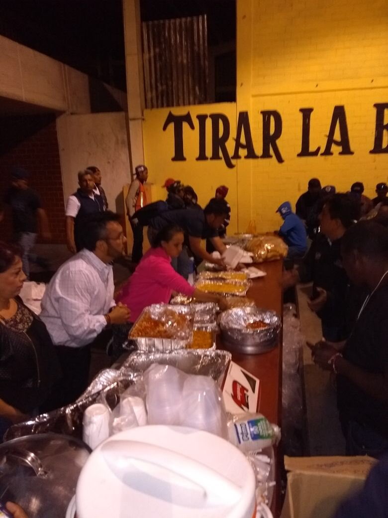 wera_regia's tweet photo. #ayuda #urgente se ocupa cobijas, zapatos, ropa, comida enlatada para su camino, el contacto para ayudar o sumarse es con Greco en el cel (55) 2271 6734 #Gracias #comidascalientes #cc #sismo2017 #estafetasmx #cdmx #ayudapormexico #acopiopilares770 #fuerzamexico #migrantes https://t.co/xpyYJyFyF1