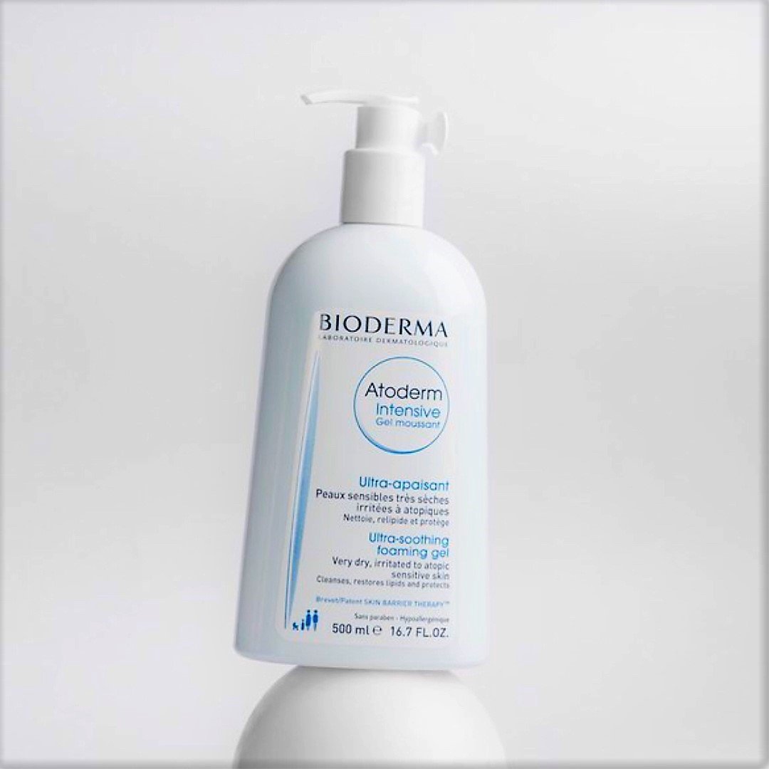 Nutre y protege tu #PielAtópica a diario con #AtodermIntensiveGelMoussant El gel hidratante que limpia con suavidad y calma la irritación de la piel. goo.gl/4jG1J1