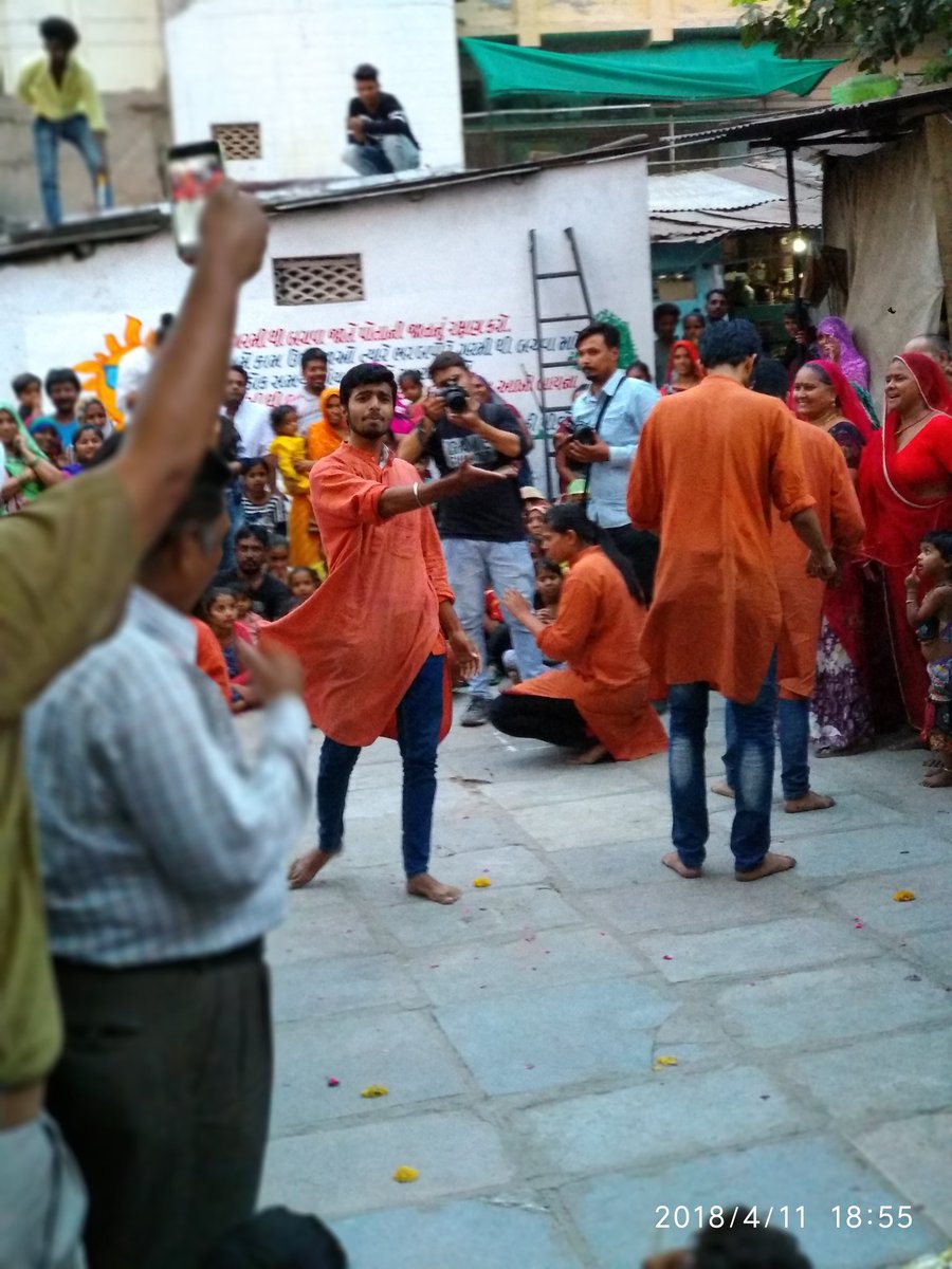 Amc_Gujarat's tweet photo. Stree play done by #chhaap for community awareness regarding heat stroke and heat related illness as part of #heatactionplan2018 @Mukeshias @AhmedabadAMC @MoHFW_INDIA https://t.co/2pUA2Teh74