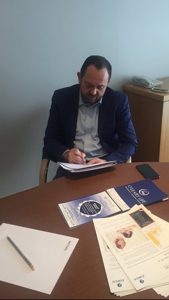 MaldronLimerick's tweet photo. Brian Delee from O'Leary Life visiting us today to give Pension advise to staff as part of Wellness week
#DalataWellnessWeek 
#Workwell18 https://t.co/xk3V6L24Ps