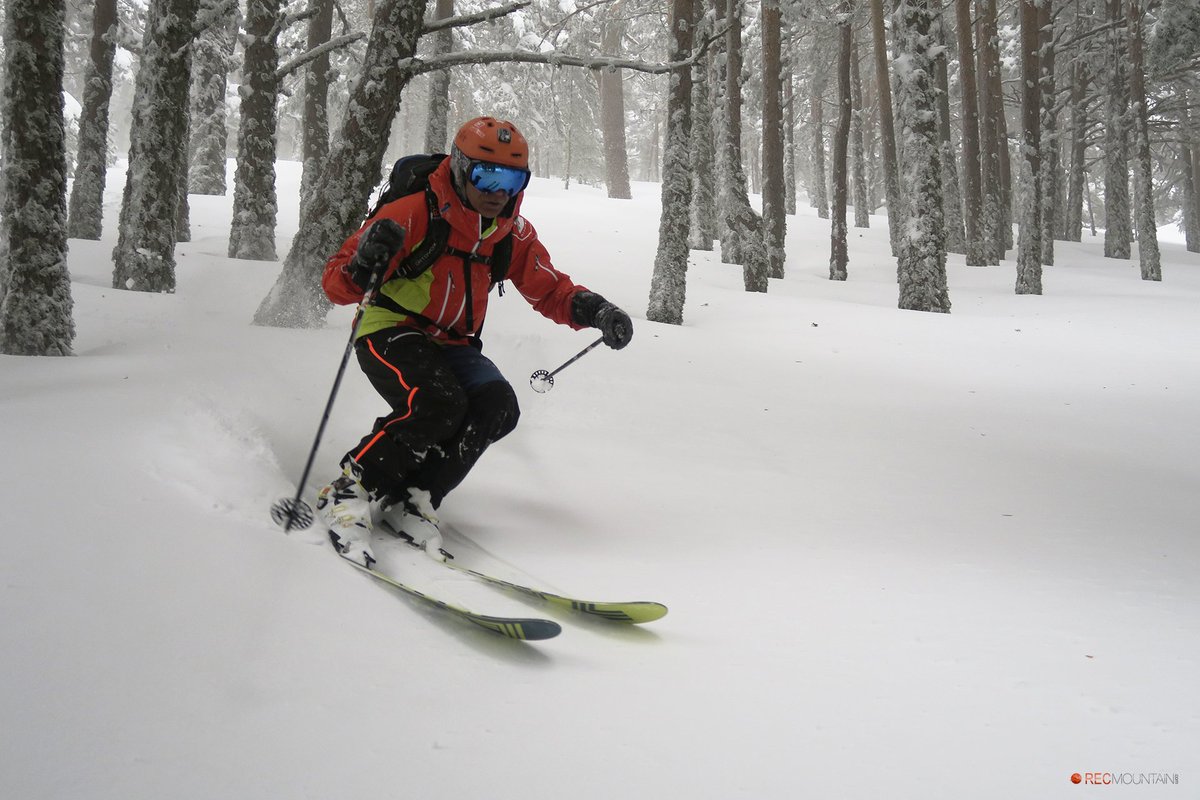 Viento fuerte, importantes espesores, placas de viento, inestabilidad y el bosque perfecto. Esta tarde actualizamos boletín, estimamos que hay nivel de peligro de aludes MODERADO.
En cotas altas white out y ventisca. ¡Condiciones duras!