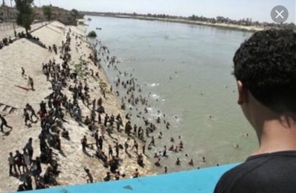 الفٌ على طرقات الجسر افترشوا ... مثل الاضاحي على الامواج انهمروا
ساروا وهم يحملون الروح في كفن ٍ ...هيهات ترعبهمْ اصداء من غدروا
هبوا الى سابـع الاطهار تذكرة ً .. رغم المصائب و الآهات قد حضروا
ما خالهم ابدا ً يا جسر تغـدرهمْ .. اذ عانقوا النهر حيث الموتُ والقدرُ
#شهداء_جسر_الائمة