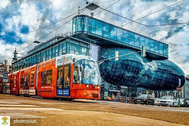 wirliebengraz's tweet photo. #kunsthaus #graz - wunderbar getroffen:
#regram von @photruvius - #tramway #cablecar #clouds #cloudysky #friendlyalien #graz #fotoderwochegraz #kunsthausgraz #visitgraz #visitaustria #1000thingsinaustria #cityofdesign #sonyalpha6000 #igersgraz #igersaustria #color #colors … https://t.co/FyoRUr37Ds