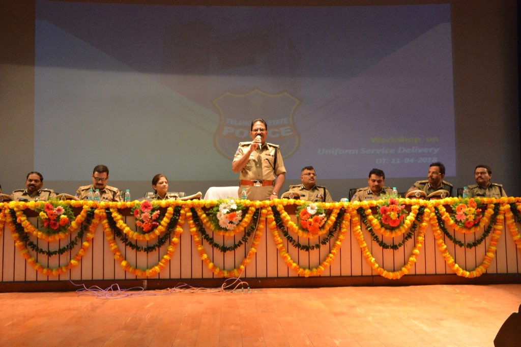 pandiribhargavi's tweet photo. Interactive #workshop by @TelanganaDGP with all Inspectors & above rank officers of all functional verticals of @hydcitypolice @cyberabadpolice & @RachakondaCop Commissionerates in delivering #UniformService to #citizens across 3 #commissionerates https://t.co/ti13KNsV6B