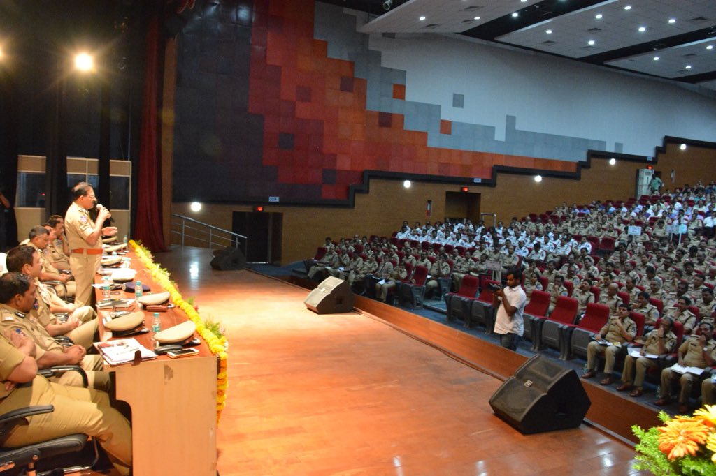 pandiribhargavi's tweet photo. Interactive #workshop by @TelanganaDGP with all Inspectors & above rank officers of all functional verticals of @hydcitypolice @cyberabadpolice & @RachakondaCop Commissionerates in delivering #UniformService to #citizens across 3 #commissionerates https://t.co/ti13KNsV6B