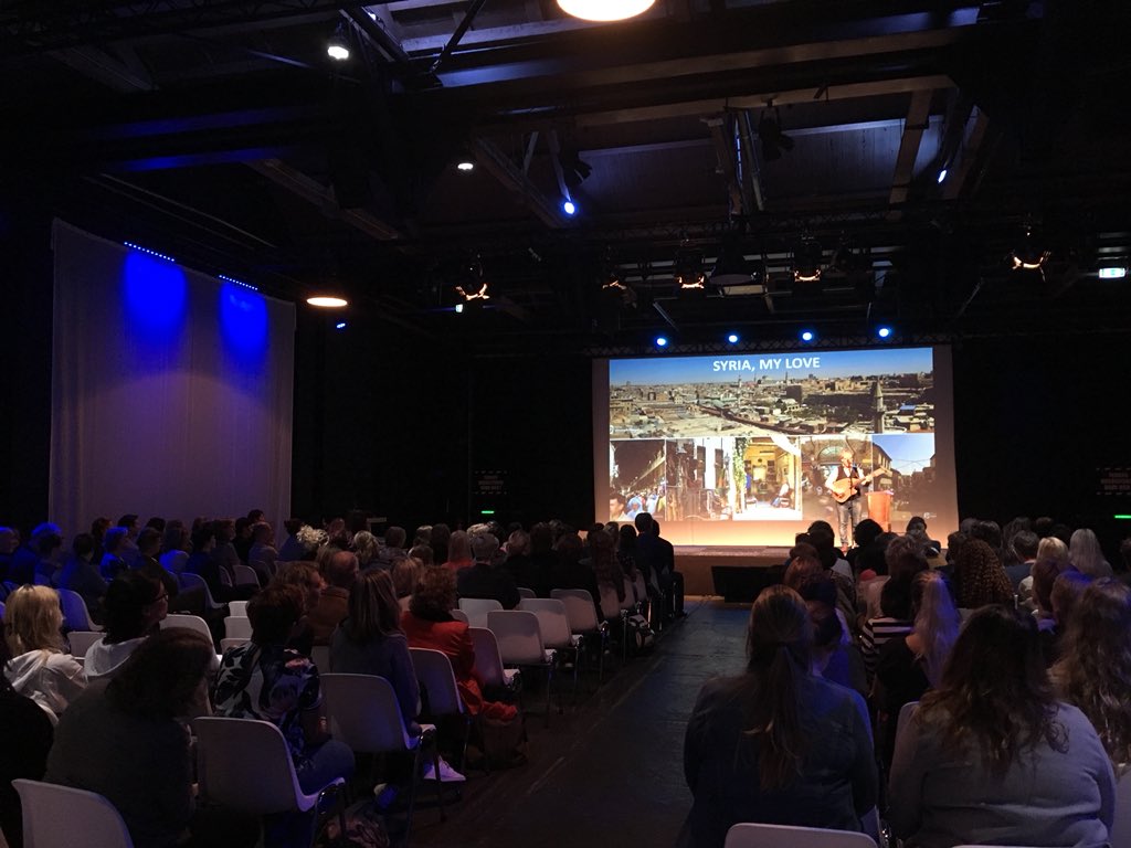Theatergroep Nieuwlanders speelt een melancholiedje op studiedag @LOWANpovo #nieuwkomersonderwijs #rijtuigenloods #lowan2018