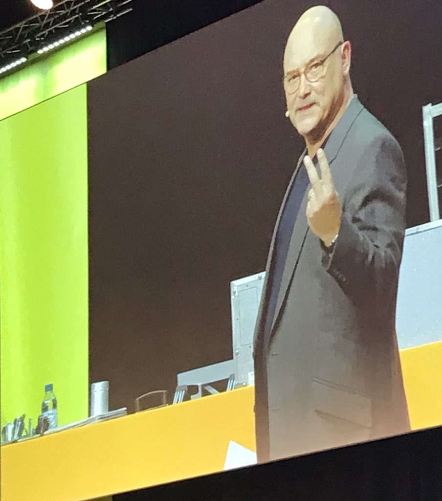 #KOE18 that face! Loving the show so far and the food smells amazingly well! Mmmmmmm.....