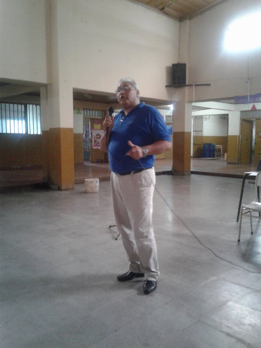 El coordinador institucional, promocionando y presentando resumen anual en imágenes, ciclo 2017 de Escuela Abierta 4303 Oran en la escuela formal Roberto T Riera.<a href="/macabarrios21/">Macarena</a> <a href="/aniberruezo/">analia berruezo</a> <a href="/MarceSardina/">Marcela</a> <a href="/fguillesaavedra/">GUILLERMO SAAVEDRA</a> <a href="/patriciapinasco/">Patricia Pinasco</a> <a href="/UrtubeyJM/">Juan Manuel Urtubey</a> <a href="/ElinformanteUS/">EL INFORMANTE U.S.A</a> <a href="/vanesa_aramayo/">Vanesa Aramayo</a>