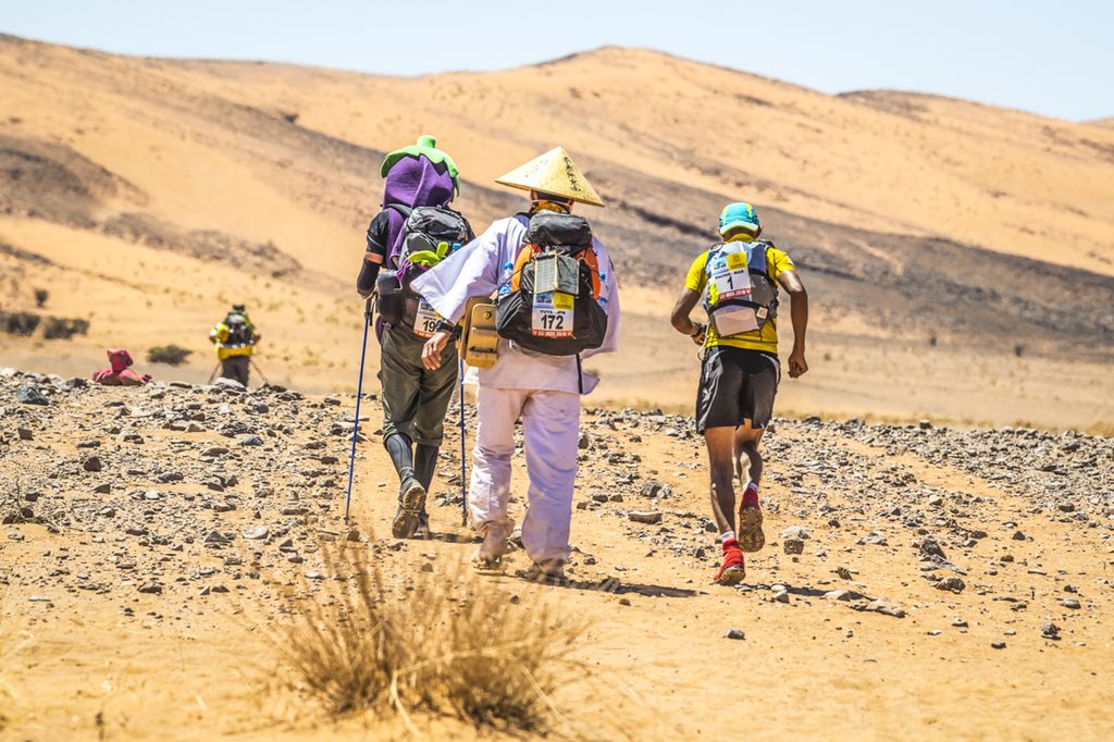 The 50 top runners started the race 3 hours later than the rest of the competitors...
... And Rachid has already caught up the last runners 👏😮 #MDS #MDS2018 #marathondessables