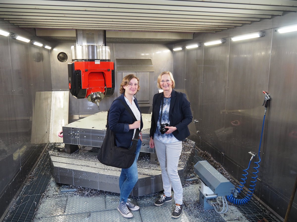 Was das Leben einer Redakteurin spannend macht? Zum Beispiel eine Vor-Ort-Reportage in einer #Trimill-Portalfräsmaschine - hier bei Buck Formenbau.
#zerspanung #maschinenbau #formenbau