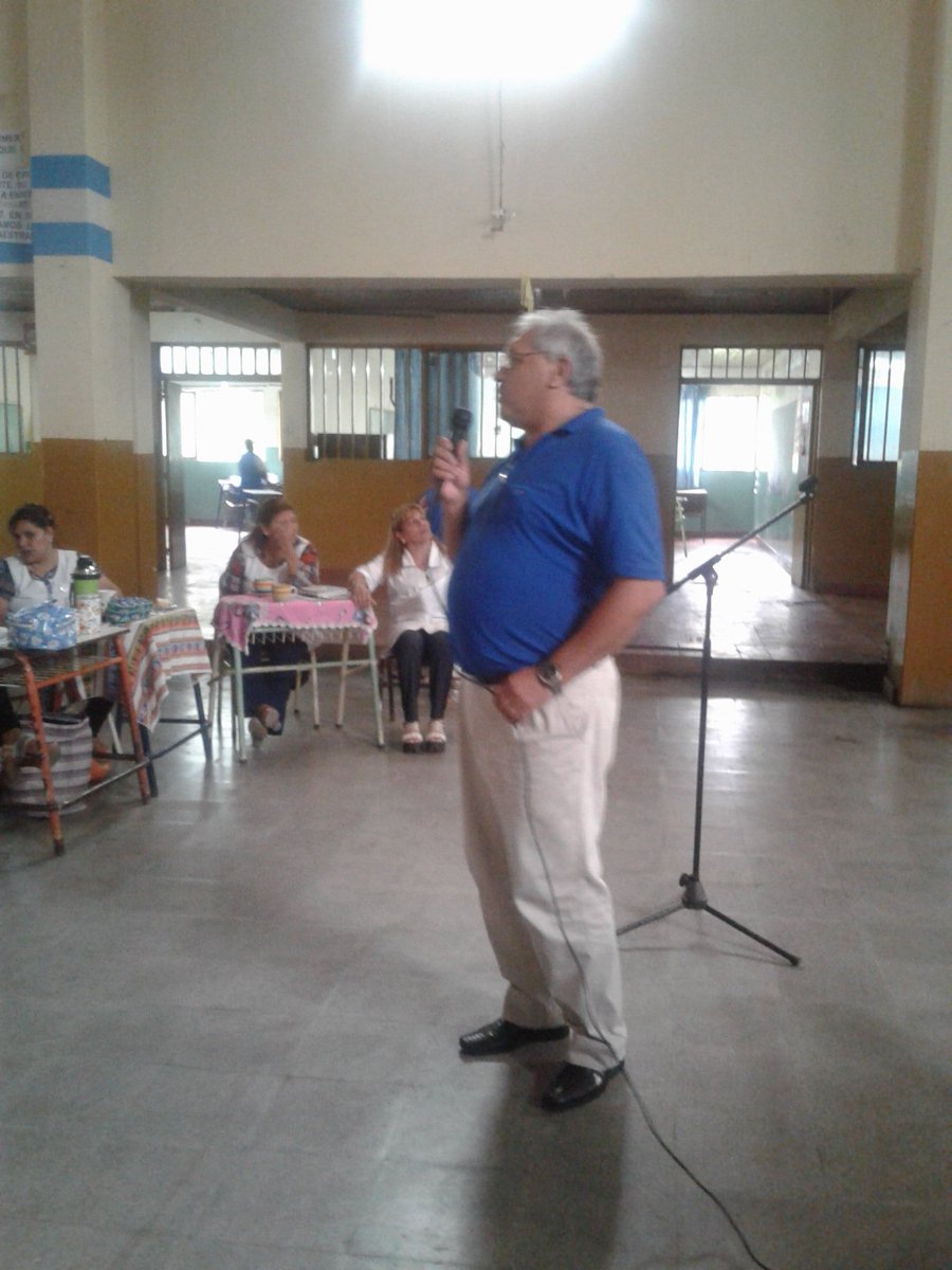 El coordinador institucional E.A 4303 Orán, promocionando y presentando resumen anual en imágenes en la escuela formal Terrones Riera.<a href="/artydance23/">Gilda Rodríguez</a> @ElyNoee <a href="/4to_centenario/">Esc. IV Centenario</a>