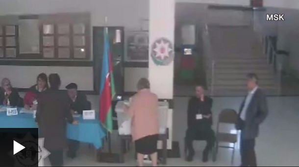 bbcazeri's tweet image. #seçki2018 Müşahidə kamerası: Qadın iki əli də dolu kağızla seçki qutusuna yaxınlaşır və... #sechki2018 #Elections2018 #azelections2018  bbc.in/2qsnQYG