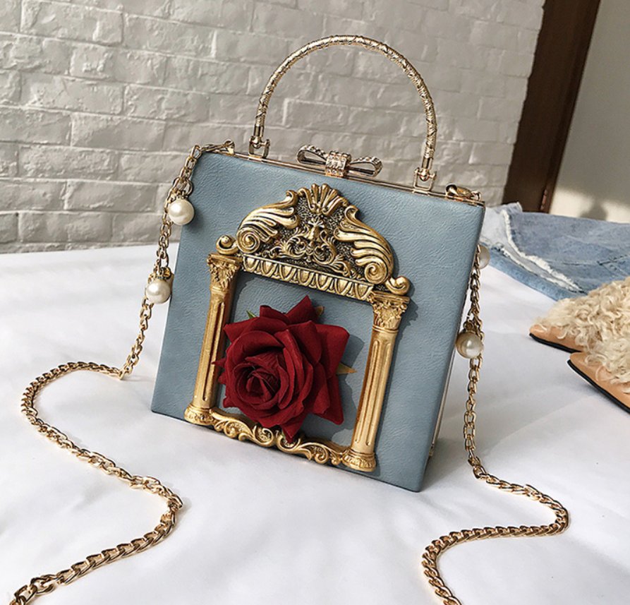 mooncomb09shop's tweet photo. 장미 신전 숄더백 수요조사!🌹

이전에 예약판매했던 신전 숄더백과 비슷하면서도 장미가 아름답게 피어 색다른 느낌을 주는 장미 신전 숄더백이에요!
붉은색 장미와 분홍 장미 두 쪽 다 매력있고 유니크해서 매력적인 데일리룩을 연출할 수 있을 것 같아요

수요조사 참여는 RT+마음❣️ https://t.co/fVrML660sw