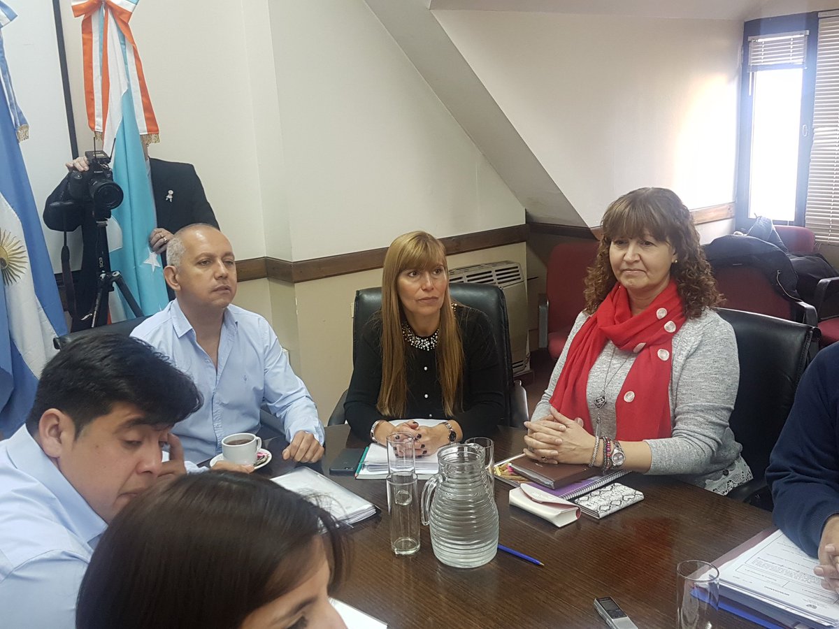 monica_urquiza's tweet photo. #Ahora Junto al legislador @PabloVillegas19 participamos de la reunión de Comisión N° 1 de Legislación para continuar con el debate sobre el proyecto de ley de voto electrónico. Escuchamos la opinión del Juez Electoral, Dr. Isidoro Aramburu. #BloqueMPF #Siempre54 #LegisTDF https://t.co/QkgEd4raok