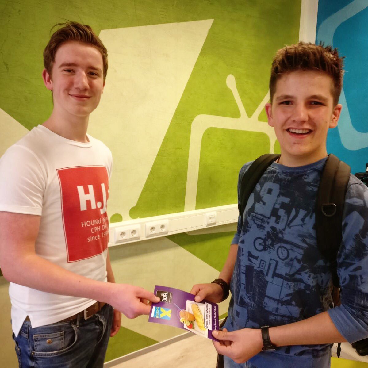 Tigo Maas wist dat onze drone 2 weken geleden op de Landschotse Heide in Middelbeers vloog. Lex overhandigde hem vandaag een waardebon van <a href="/DenDoelBladel/">Den Doel Bladel</a> ; gefeliciteerd!