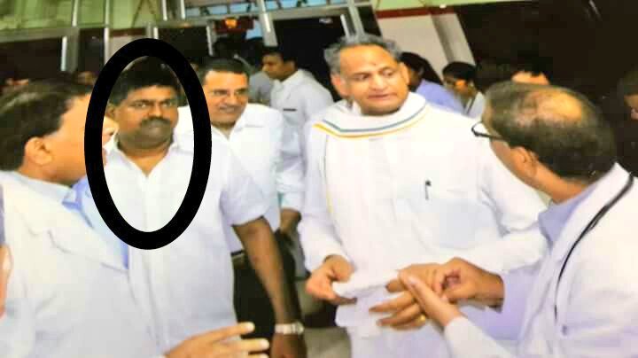 TapariaLD's tweet photo. यह रिश्ता क्या कहलाता है @ashokgehlot51 जी ।।

""एक मशहूर हवाला और अवैध कारोबारी जो 45 दिन जेल भी गया था पाकिस्तान और शारजाह हवाला करने के जुर्म मे, पुलिस कोपी भी बहुत जल्द होगी जनता के सामने ।।

@VasundharaBJP जी

#INCFarmersMassacre https://t.co/OUQIlsuLIV