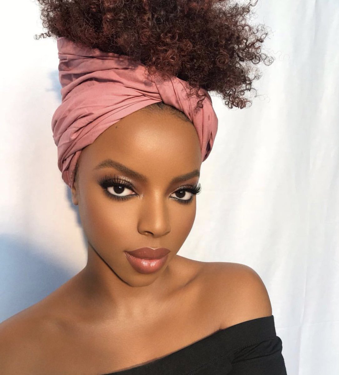 huenoir's tweet image. To all of the #MUA that bring out a woman’s natural glow...We Salute You! Love this look on @africanmelaninnn done by @kingmalimagic ✨ Tag your favorite MUA! #MakeupMuse #BeautyInColor