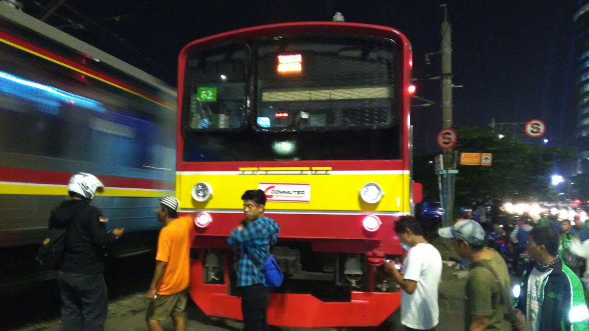 TMCPoldaMetro's tweet photo. 21.52 Kecelakaan pengendara ojek online tertabrak Commuterline KA 2071 di palang perlintasan Slipi arah Pejompongan, sedang penangan Polri @nafishalydia https://t.co/q7IOI8Y2YC