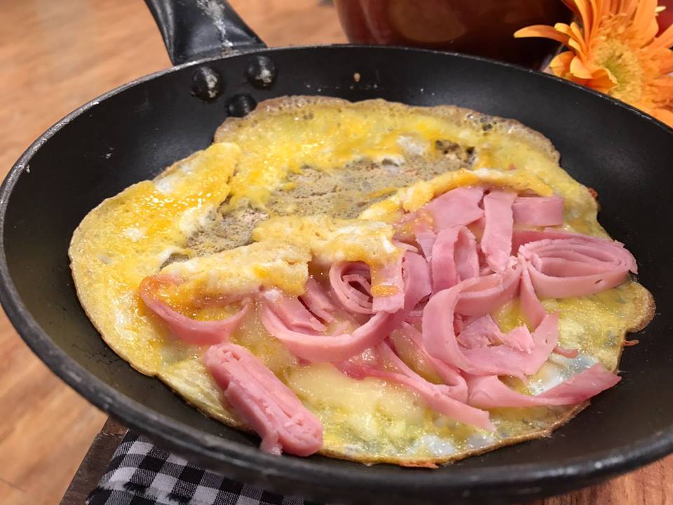 cocinerosarg's tweet photo. Hoy
@juanitoferrara cocina empanadas de mondogo
@juanbraceli se luce en un show de omelettes
#IsabelVermal endulza el día con strudel de manzanas
#CésarNahabetián nos enseña a hacer asado árabe a la chapa
Y #ElizabethRigada nos viene a hablar de celiaquía
Vivo 14 hs @TV_Publica https://t.co/tmlETlzHXr