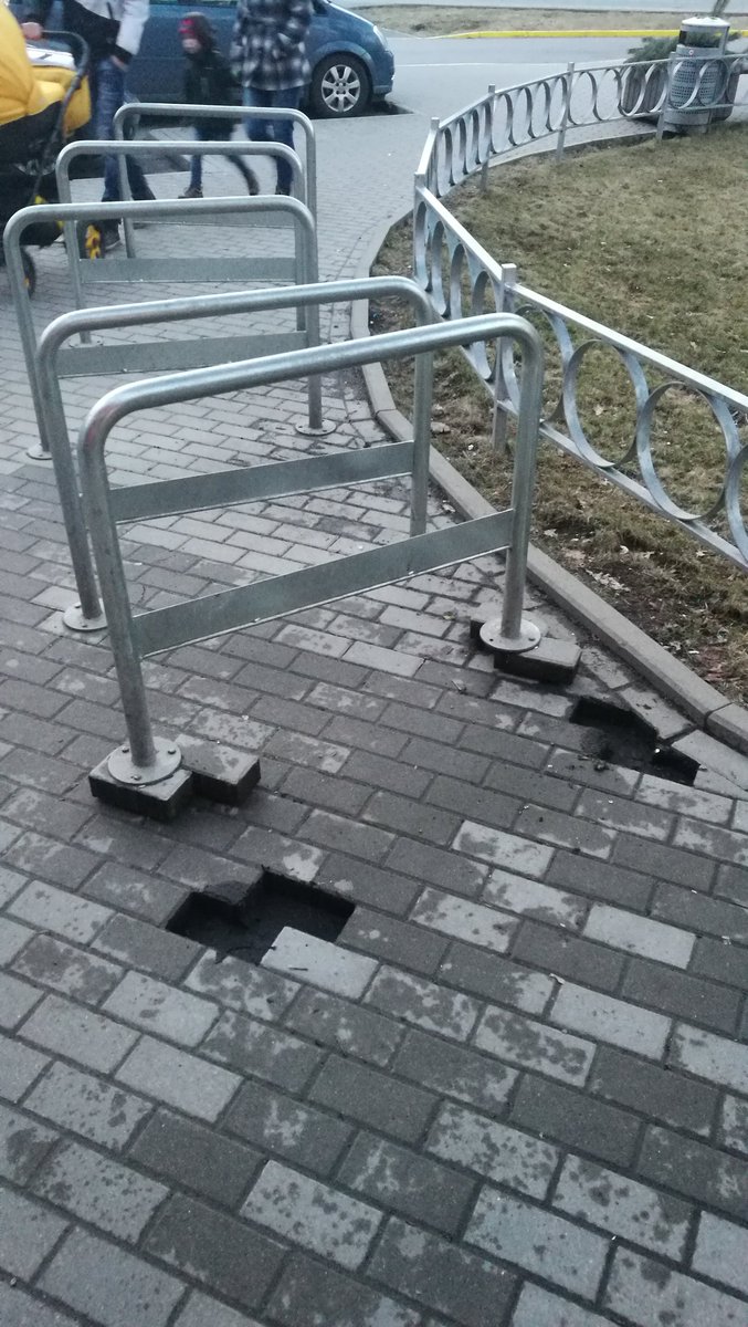 vecaisskrabis's tweet photo. Sveiki! @MansRimi Āgenskalnā ir šādas velo novietnes. Vai ir iespējams darīt kaut ko lietas labā? Sētiņa ap koku un zālienu ir drošāka :) https://t.co/3iUHeu5nKs