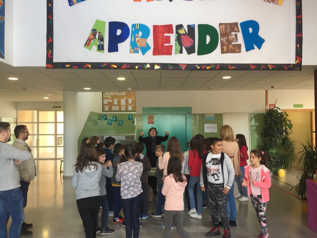 coleinfanta's tweet photo. Cuentacuentos, Química y Solidaridad con@MelliToral. 
Estupenda la acogida del libro y un éxito su venta, en beneficio de las aulas hospitalarias del H.  Virgen de Arrixaca y Reina Sofía de Murcia. Las familias del cole y su enorme corazón y solidaridad con los más necesitados. https://t.co/KgG3Kf2UkY