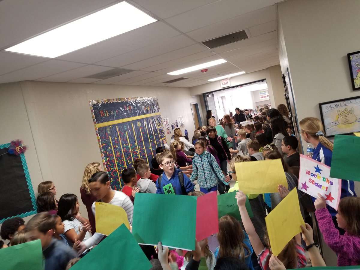 Lockhartb12's tweet photo. Supporting 5th graders who are getting ready to take the STAAR #LoveMySchoolDay @LampasasHSE https://t.co/U1c5pjz9AG