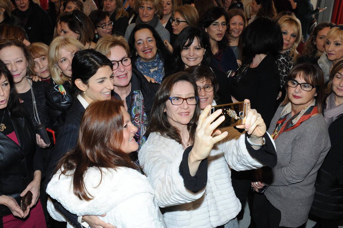 virginiaraggi's tweet photo. Dopo aver assunto tutti i vincitori del cosiddetto concorsone, cominciamo ad assumere anche i candidati risultati idonei. L’obiettivo è sempre quello di ricostruire le fondamenta dell’Amministrazione valorizzando il lavoro dei nostri dipendenti: https://t.co/VZcmPtuqql https://t.co/V3YqXUWoWe