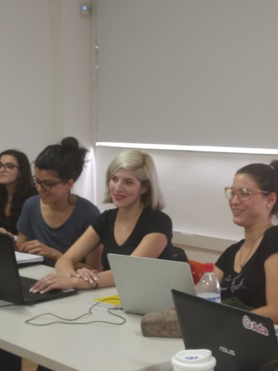 Ada_ITW's tweet photo. Concentración y risas aprendiendo tipos de datos de JavaScript #empoderandomujeres https://t.co/sHcZSsFXrQ